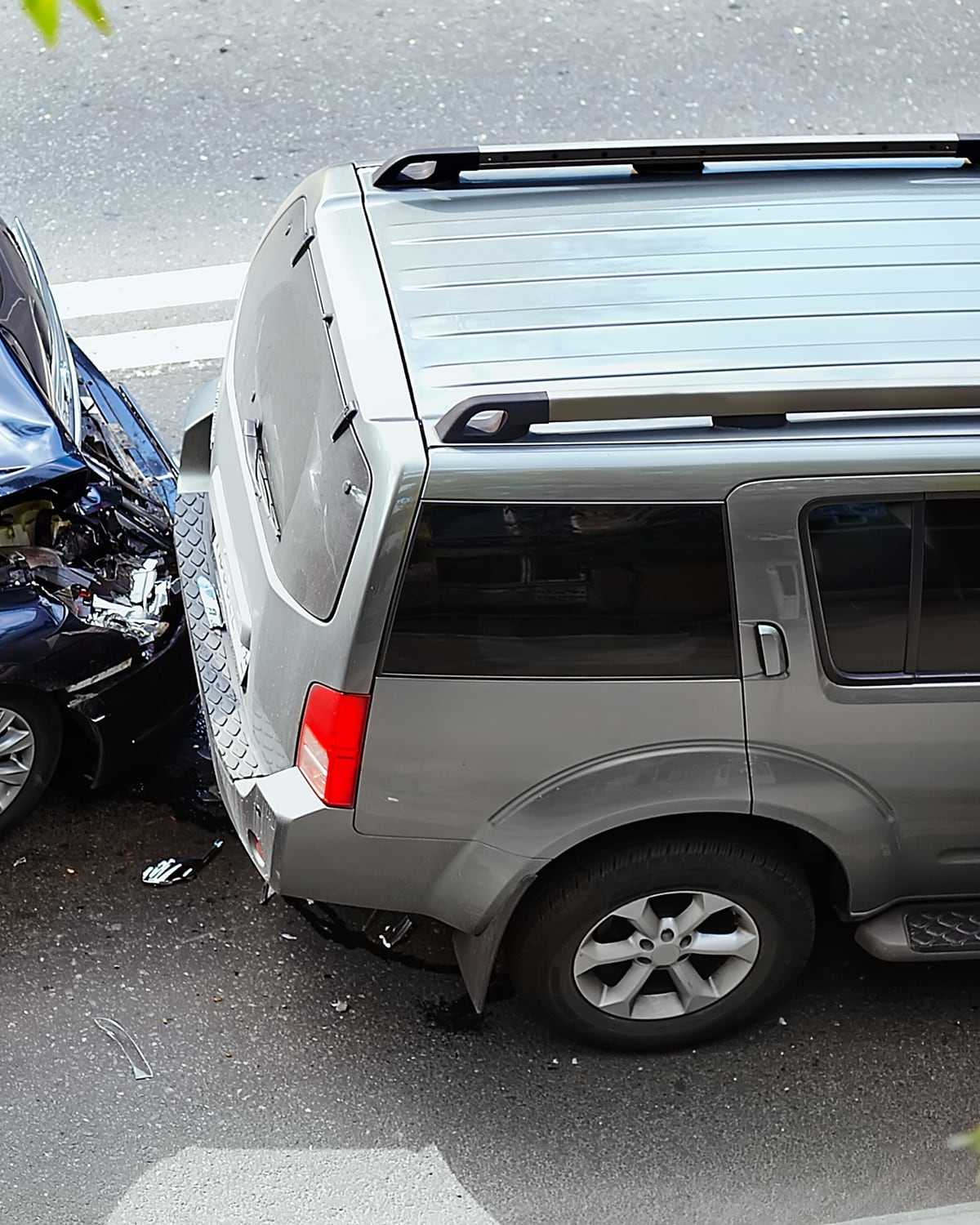 Colisión entre dos vehículos: el frente de un auto destruido contra la parte trasera de una camioneta